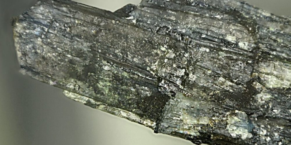 Maricit; Kanada/Yukon-Territorium/Dawson Mining District/Richardson Mountains/Rapid Creek. Bildbreite 6 mm; https://www.mineralienatlas.de/lexikon/index.php/Bildanzeige?pict=1569748341